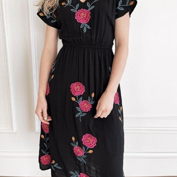 Embroidered dress size small - Picture 2 of 5